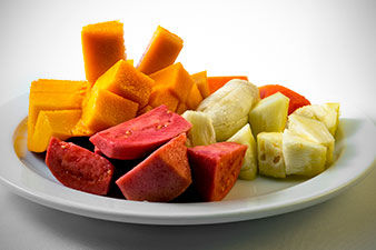 Desayuno cubano con frutas frescas en el Hostal Dr. Suárez Trinidad